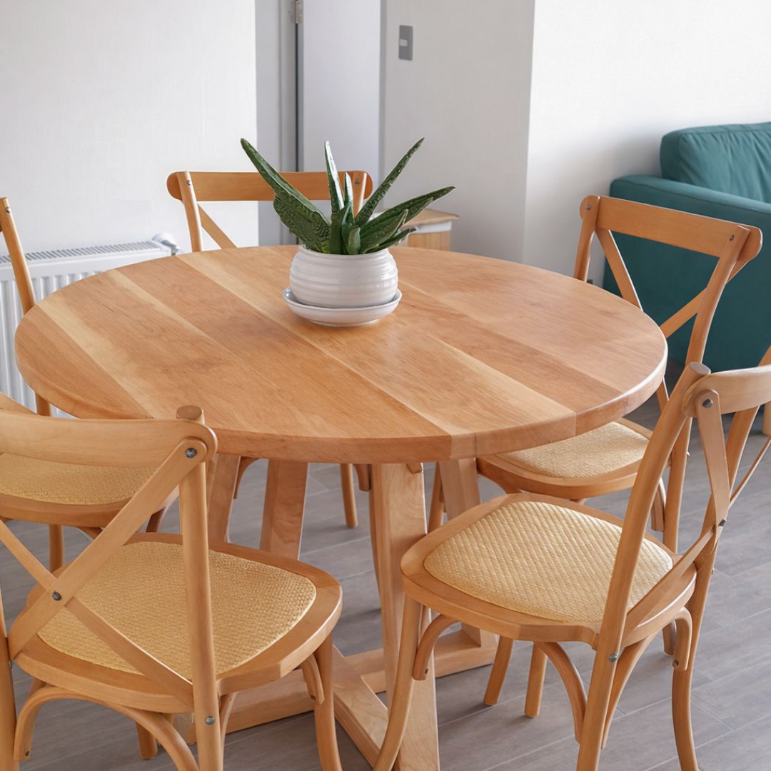 Juego de Comedor Redondo en Madera Nativa de Lenga con 4 Sillas Crossback