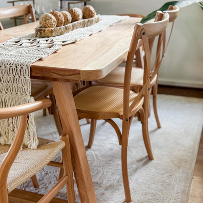 Juego de Comedor Rectangular en Madera Nativa con 4 Sillas Crossback y 2 Sillas Wishbone