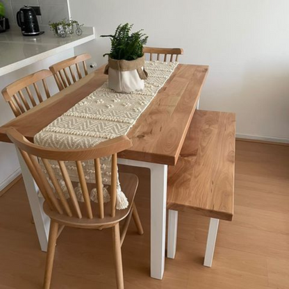Juego de Comedor Rectangular en Madera Nativa con Banca y 4 Sillas Windsor