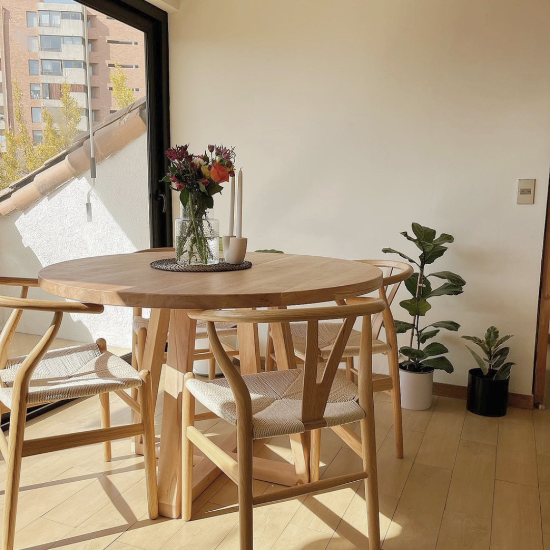 Juego de Comedor Redondo en Madera Nativa de Lenga con 4 Sillas Wishbone