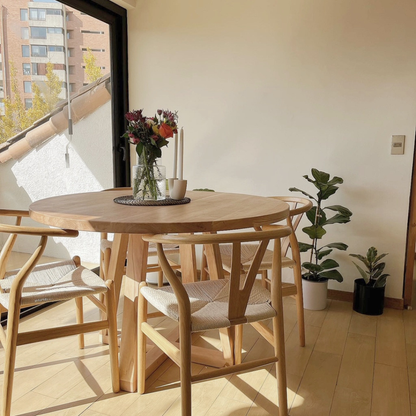 Juego de Comedor Redondo en Madera Nativa de Lenga con 4 Sillas Wishbone