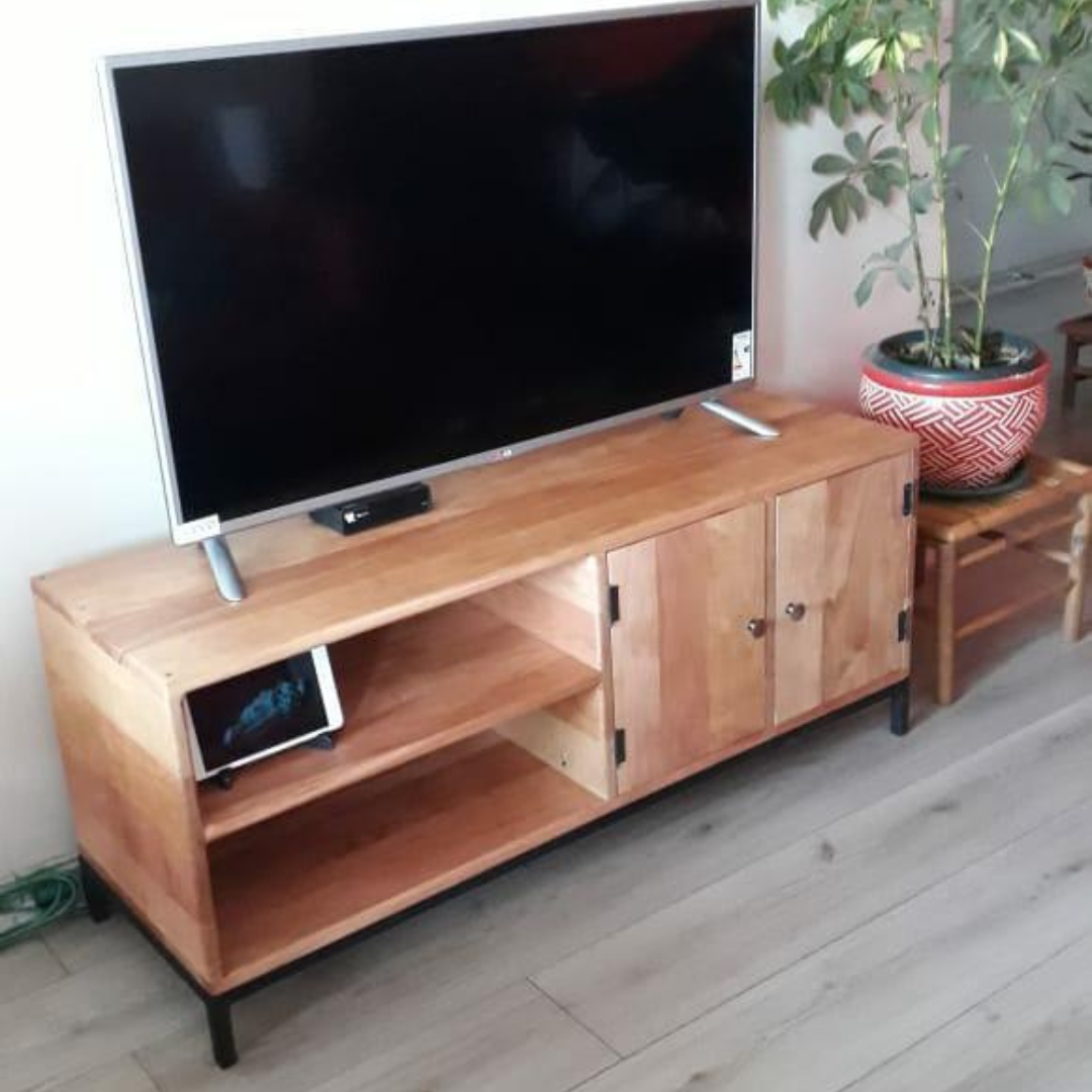 Rack de TV Simple en Madera Nativa y Estructura de Fierro
